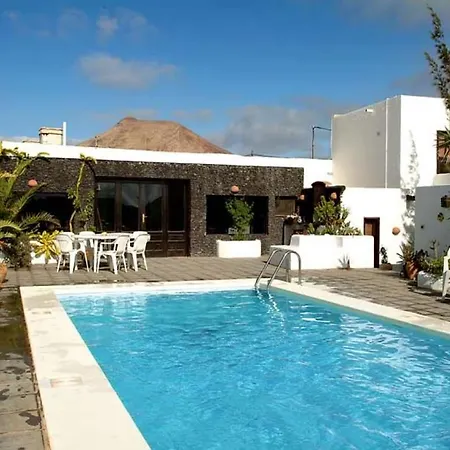 Villa Sleeps 4 Pool Wifi *
